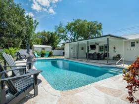 Luxurious 4-Bedroom Retreat near Siesta Key
