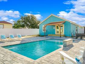 Sunshine House! 3BR 2BA Sleeps 9! Your perfect retreat 