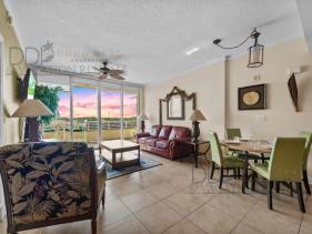 Ocean Club 402 Enjoy panoramic views of the Gulf!
