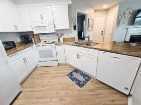 Charming 2BR Condo w/ Private Balcony in Gulf Shores, P