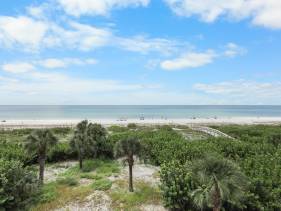 Beachfront condo with pools, tennis courts and gym