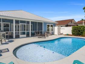 Beach House w/Private Pool - Lazee Daze