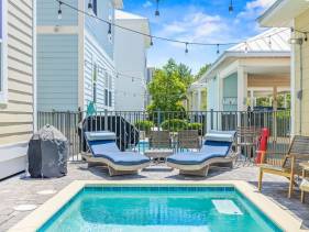 Off The Hook in Blue Mountian Beach