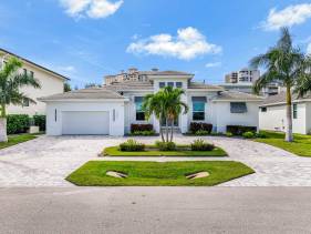 Modern 2023 built home steps to beach/shops/dining