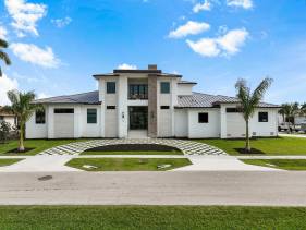 Ostentatious home short walk to beach, food and fun