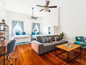 Spacious Studio Suite 1 Block to the Streetcar