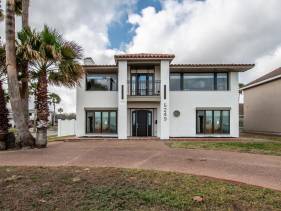 Coastal Paradise Beachfront House - Sleeps 26
