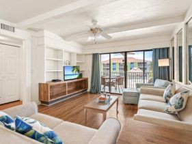 Vibrant 2-Bedroom Resort Unit with Beach Access
