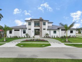 Ostentatious home short walk to beach, food and fun
