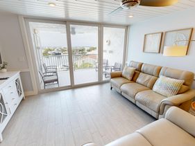 Dolphin Point 604C