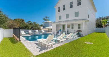 Glimmer's 8 pool side loungers and 4 splash pad seats give pool seating for up to 12 guests at one time!
