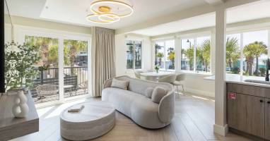 2nd floor corner unit w view of gulf