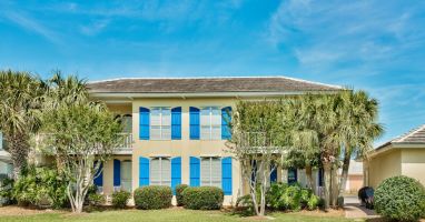 3 BR / 3 BA + Bonus Rm * Sleeps 14 * 2300 sq/ft on 1st Beach Street * 2 houses from Pool * Free WIFI