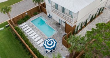 lush, tropical backyard has plenty of space for everyone