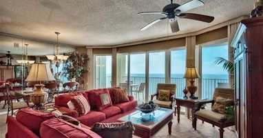 Tastefully decorated Living room