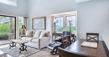 Comfortable LR with plenty of seating, view of gulf