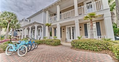 THE " AMAZING " POOL DECK HOUSE  * Location Location* 