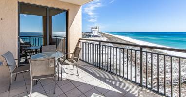 Balcony to sit and enjoy your coffee while listing to the waves come in