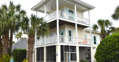 3 story house, closest street to the beach, comfortably sleeps 15!