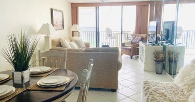 Large Living Area with Ocean View!