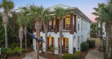 Frangista Hideaway! 4br, 3 ba, sleeps 14 in beds! Parking for 4-5. One house back from Scenic 98. Steps away from Community beach gate. Pirate Theme Bunkroom