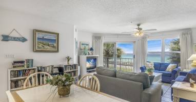 Open Living Room/Dining Area w/ Gulf View