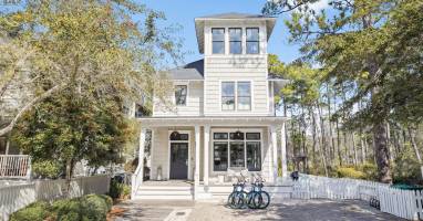 Welcome to 'HollieBird House' in Watersound West!