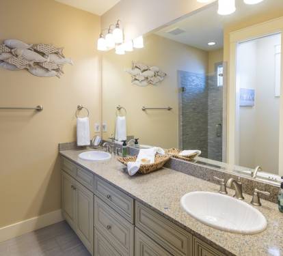 Master bath has 2 sinks, features walk in shower.