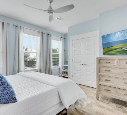 King Jr Suite upstairs Fan, 55" Smart TV and loads of natural light