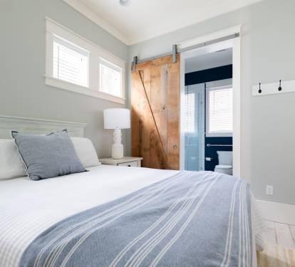 1st Floor Onsuite Bedroom with Queen Bed