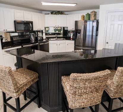 Kitchen & Breakfast Bar Fully equipped!