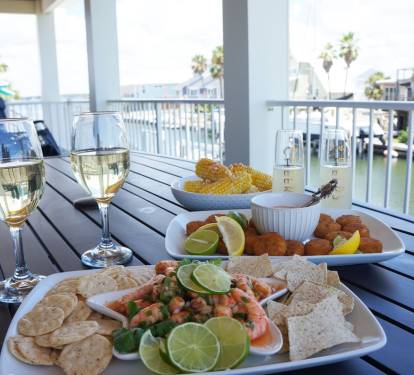 Dine & Relax WATERFRONT on your deck. Beach*Pool*Kayaks*Paddle Boards*Golf Cart