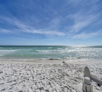 Beautiful beach! Daily seasonal beach service (2 chairs/umbrella) included 