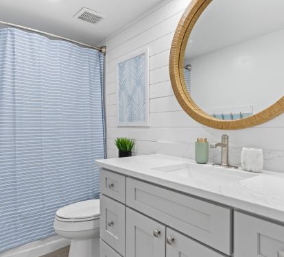 Second bathroom in the hall for easy access