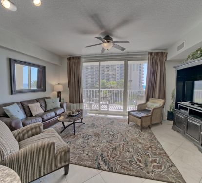Tastefully decorated. Well equipped for chilling, tv streaming, ocean watching!