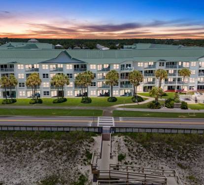 Which resorts have a beach ramp in Destin? Maravilla Resort and Avalon