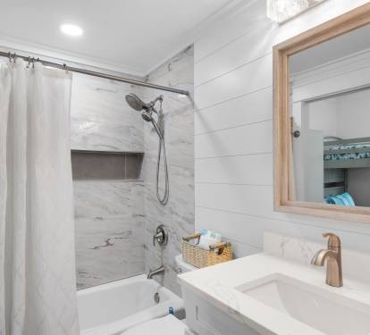 Full bathroom with tub/shower