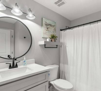 Guest bathroom at beach retreat 406