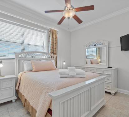Main Floor Guest Bedroom (Queen)