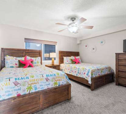 Guest Bedroom 2 Queen Beds, 2 rollaway Twinbeds
