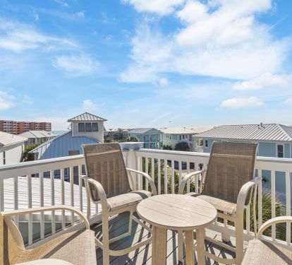 Fourth floor crows nest with water views
