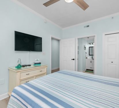 Guest Bedroom with Large HDTV with Wi-Fi for your relaxing pleasure