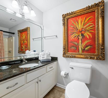En suite bath with tub/shower combo for second bedroom