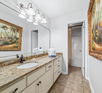 En suite bath for main bedroom