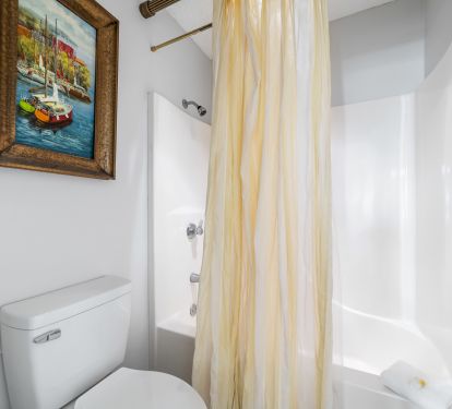 Main bedroom en suite with tub/shower combo
