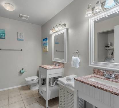 Upstairs Full Bathroom