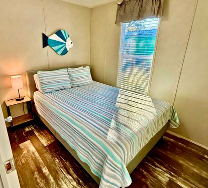 Bedroom 2 (Queen Bed)
