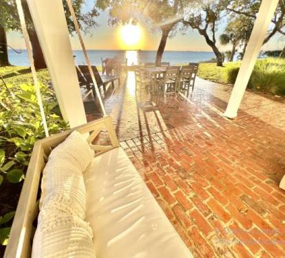 The Bay House - Patio Swing