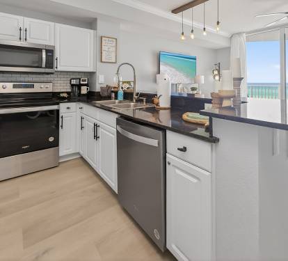 Fully equipped kitchen with stainless and granite finishes 