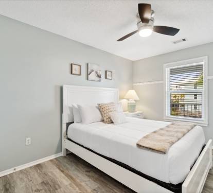 Second bedroom with queen size bed